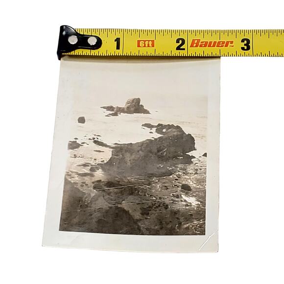 Vtg B&W Original Photo 1940s Found Ocean Side View Beach Rocks Snapshot - Picture 3 of 4